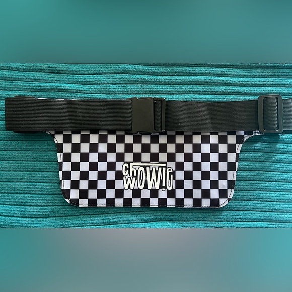 CW 🫶🏾 Fanny Pack 💚🩷🖤 - Picture 3 of 11